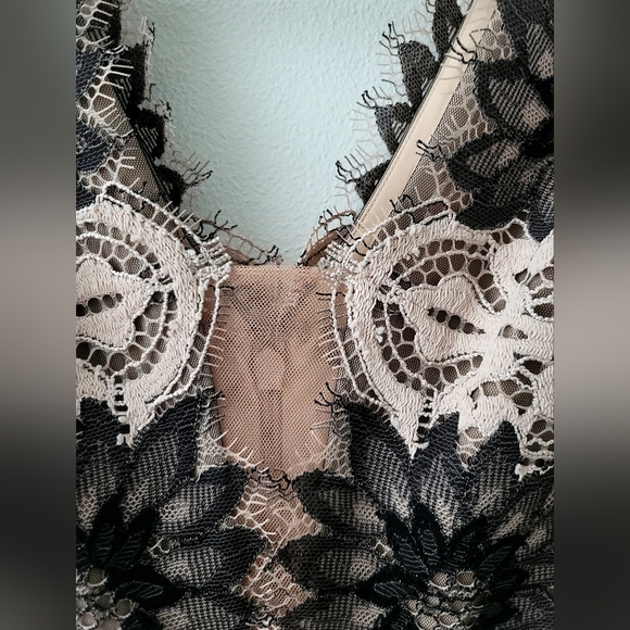 BCBG MAXAZRIA Lace tiered dress - Picture 9 of 10